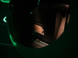 Schwarz-weißes elektronisches Gerät auf hellen Hintergrund abgebildet, Fokus auf Technik und Design.