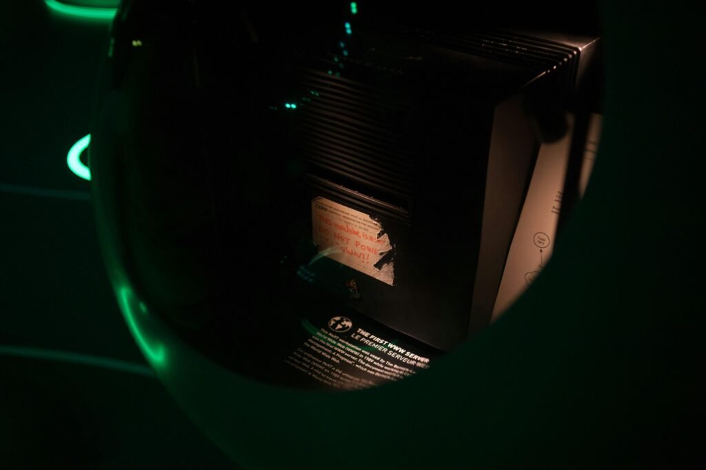 Schwarz-weiß Aufnahme eines modernen elektronischen Geräts mit klaren Linien und technischer Oberfläche