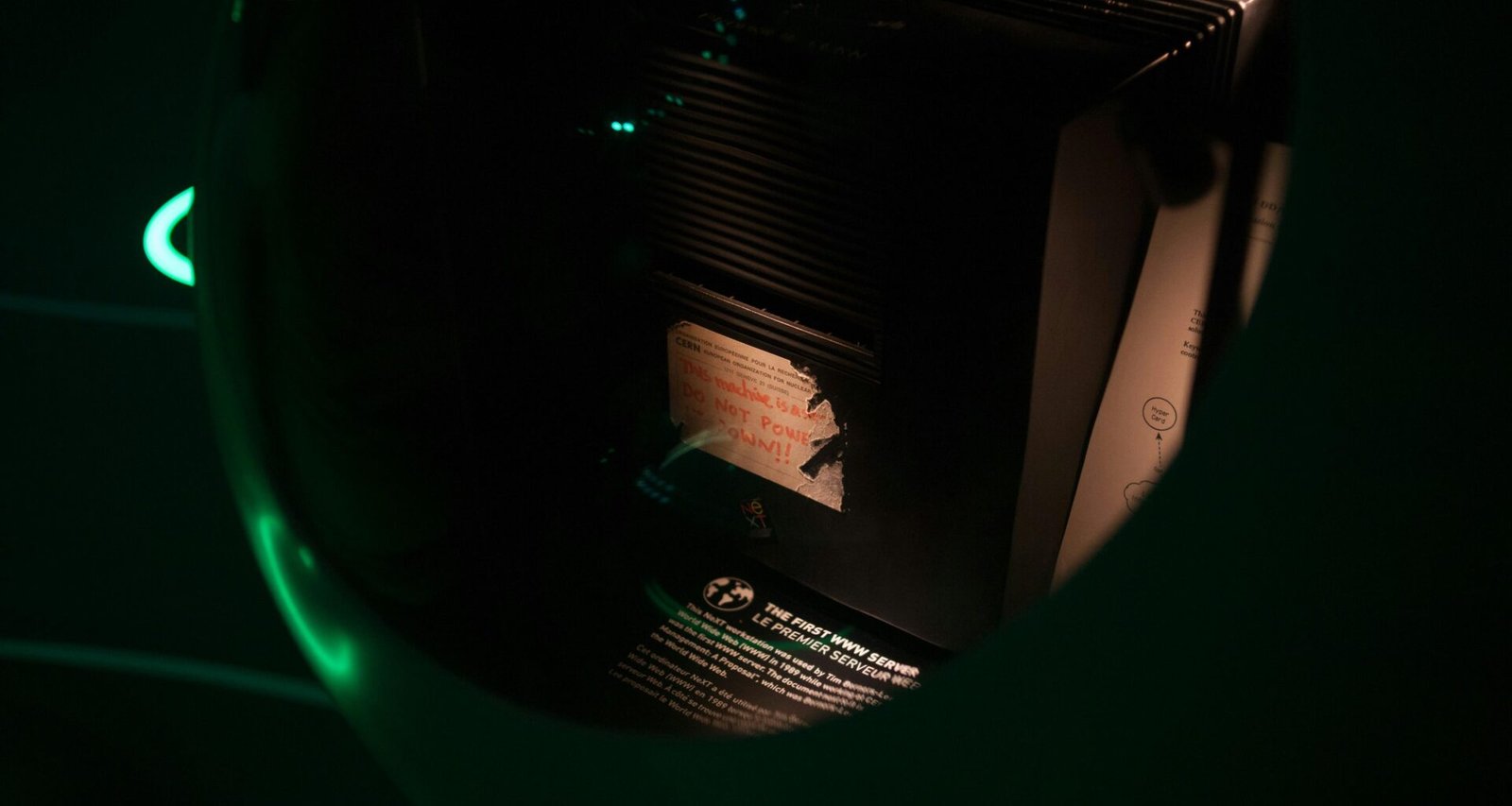 Schwarz-weiß Aufnahme eines modernen elektronischen Geräts mit klaren Linien und technischer Oberfläche
