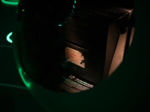 Schwarz-weiß fotografiertes elektronisches Gerät auf heller Oberfläche, Details und Linien gut sichtbar, moderner Technikstil.