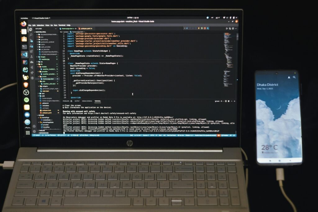 Ein HP Laptop in Schwarz-Weiß auf einem Tisch, aus der Seitenperspektive aufgenommen und betont auf Design und Funktionalität.