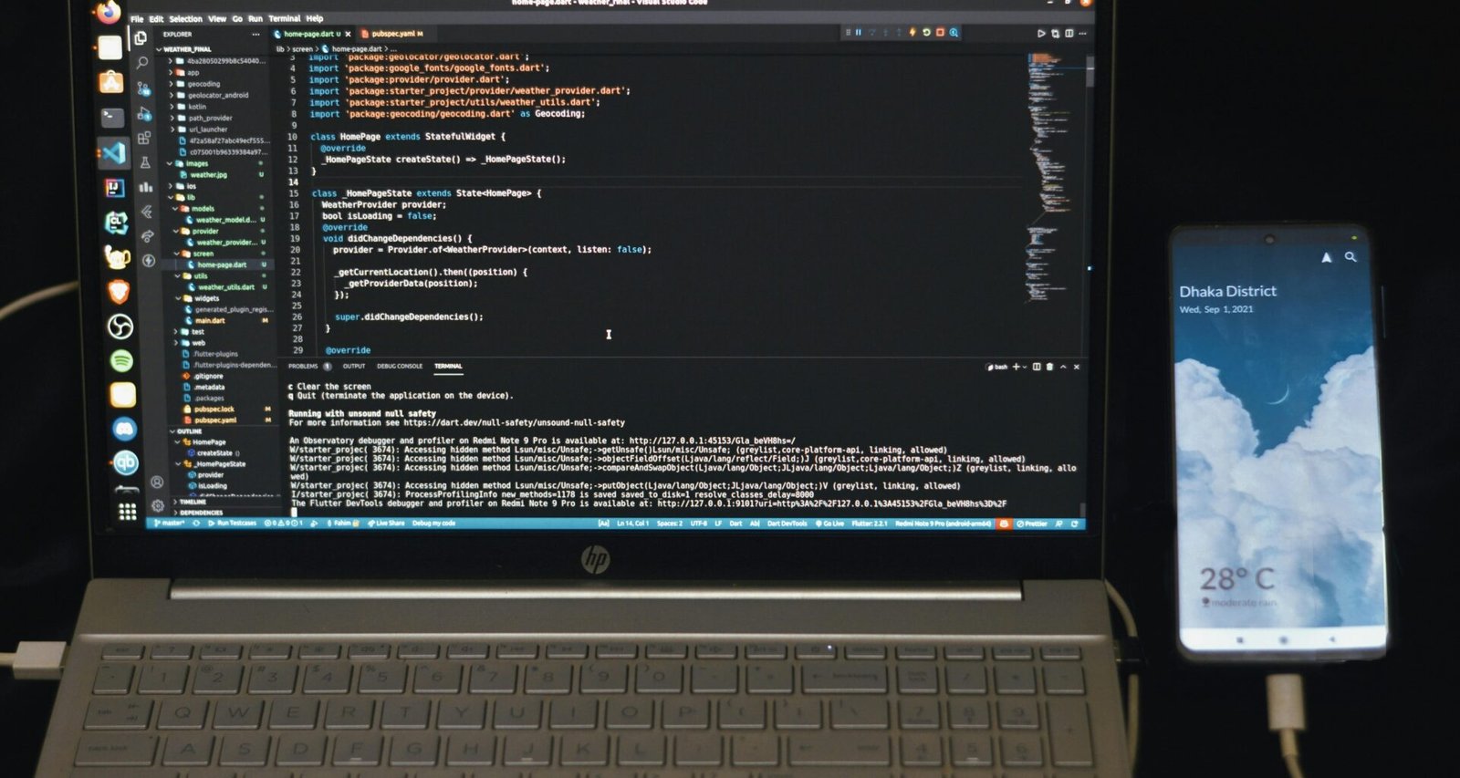 Schwarz-weißes HP Laptop auf Tisch, aufgenommen aus leichter Vogelperspektive, minimalistisches Arbeitsumfeld
