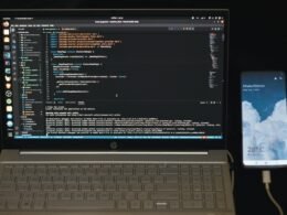 Ein HP Laptop in Schwarz-Weiß auf einem Tisch, aus der Seitenperspektive aufgenommen und betont auf Design und Funktionalität.