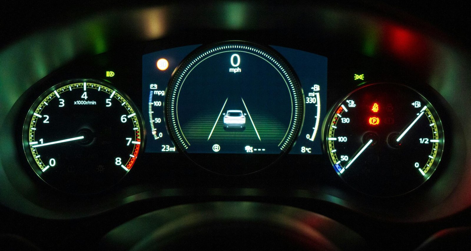 Schwarz-weiß Fotografie eines digitalen Auto-Armaturenbretts mit Tacho und Drehzahlanzeige im Fokus