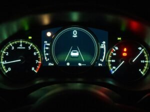 Schwarz-weißes Foto eines Auto-Instrumentenpanels mit Tacho- und Anzeigen im klassischen Stil