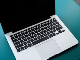 Schwarz-weiß Aufnahme eines geöffneten Laptops auf einem Tisch, ideal für Themen rund um Technik und Online-Arbeit