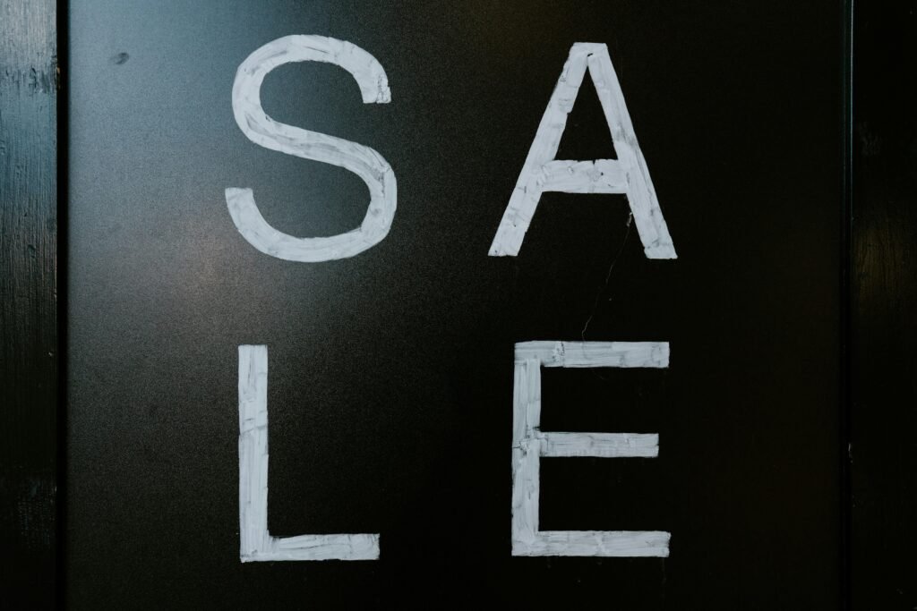 Schwarz-weißes Foto eines LOVE-Schriftzugs auf strukturierter Oberfläche, als Symbol für modernes Design