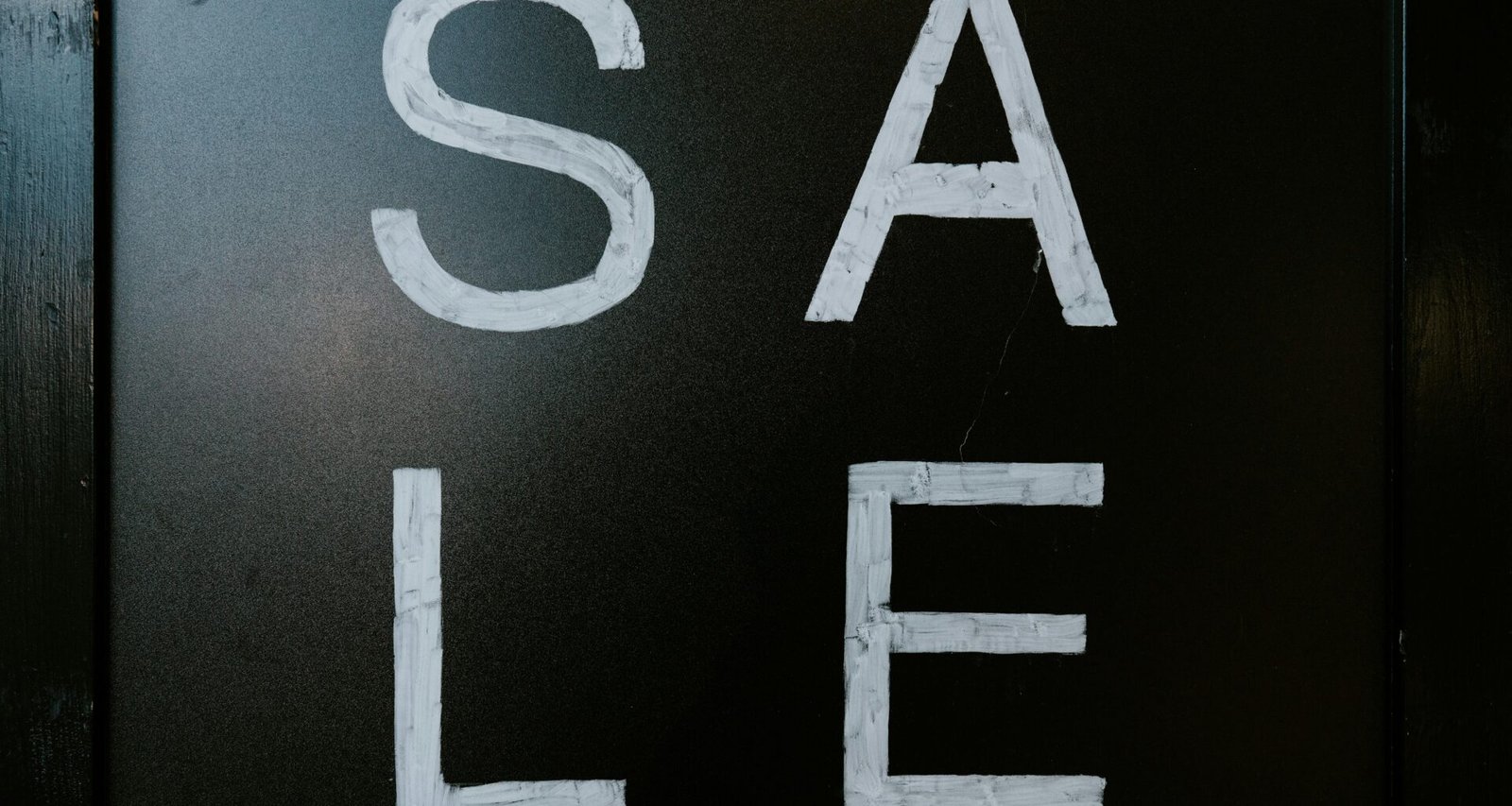 Schwarz-weißes Foto eines LOVE-Schriftzugs auf strukturierter Oberfläche, als Symbol für modernes Design