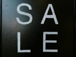 Schwarz-weißes Foto eines LOVE-Schriftzugs auf strukturierter Oberfläche, als Symbol für modernes Design