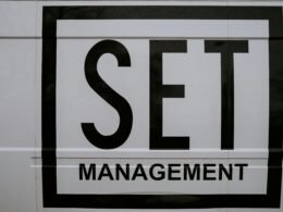 Schwarz-weißes Schild mit der Zahl 5 in klarer Darstellung, aufgenommen von Claudio Schwarz für einen Technikbeitrag