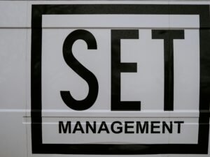 Schwarz-weißtes Schild mit der großen Zahl 5 im Zentrum. Minimalistisches Design, klare Linien und starke Kontraste.