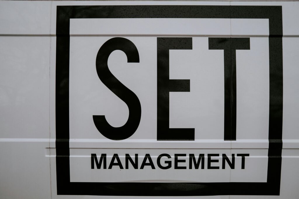 Schwarz-weißes Schild mit groß dargestellter Zahl 5, detailreiche Aufnahme, geeignet für Design- und Typografie-Artikel