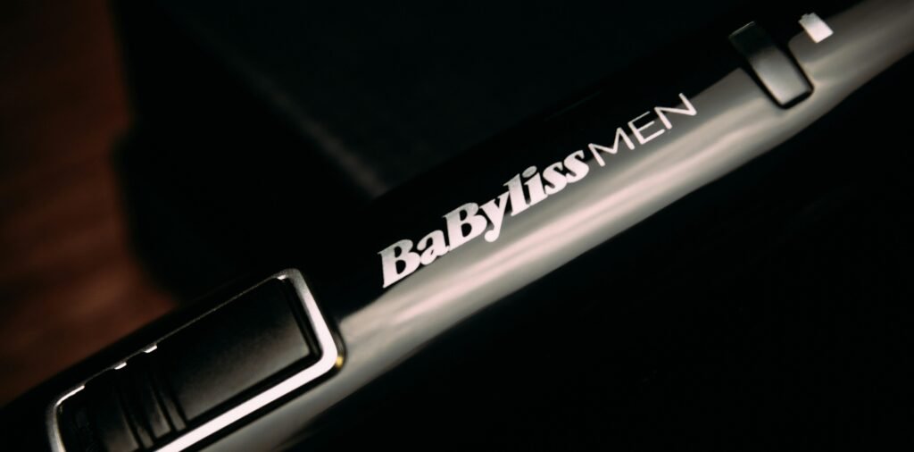 Schwarz-weißer Sharpie-Marker auf heller Oberfläche, aufgenommen aus der Nähe, mit Fokus auf Details und Spitze.