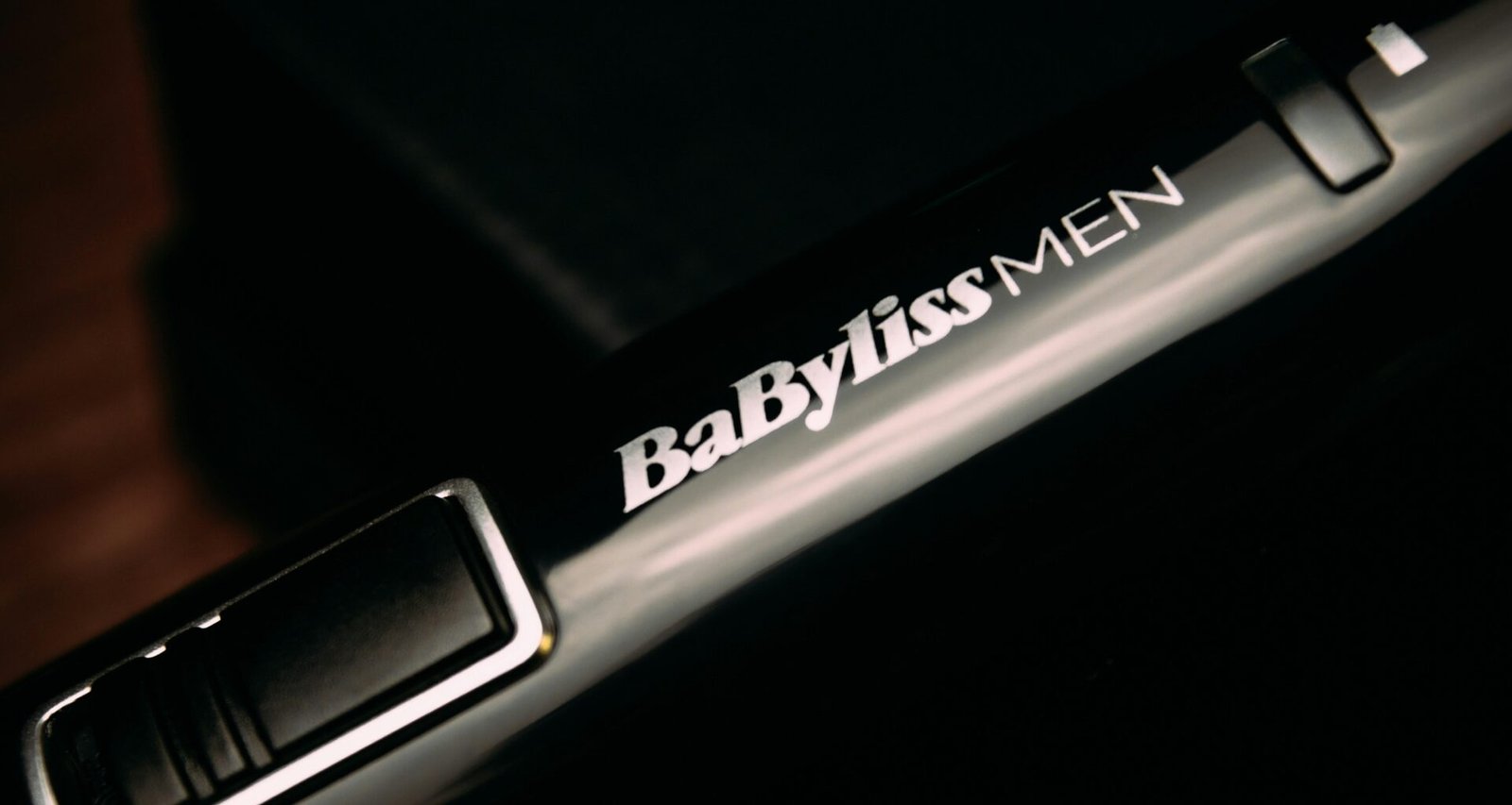 Schwarz-weißer Sharpie-Marker auf heller Oberfläche, aufgenommen aus der Nähe, mit Fokus auf Details und Spitze.