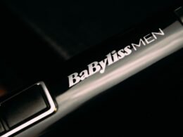 Schwarz-weißer Sharpie-Marker auf heller Oberfläche, aufgenommen aus der Nähe, mit Fokus auf Details und Spitze.