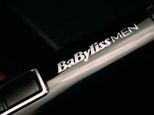 Schwarz-weißer Sharpie-Marker auf heller Oberfläche, aufgenommen aus der Nähe, mit Fokus auf Details und Spitze.