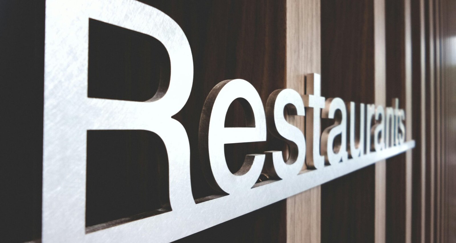 Schwarz-weiße Aufnahme einer hölzernen Tafel mit klarer Maserung und grafischen Kontrasten, abstrakter Stil