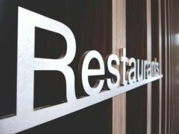 Schwarz-weiße Aufnahme einer hölzernen Tafel mit klarer Maserung und grafischen Kontrasten, abstrakter Stil