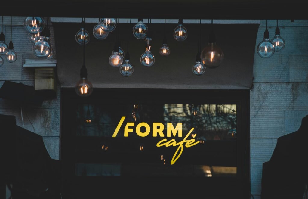 Schwarz-weiße Pendelleuchten in minimalistischem Design hängen von der Decke in einem modernen Raum.