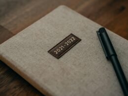 Schwarz-weiße rechteckige Box auf weißem Stoff, aufgenommen als minimalistisches Designmotiv