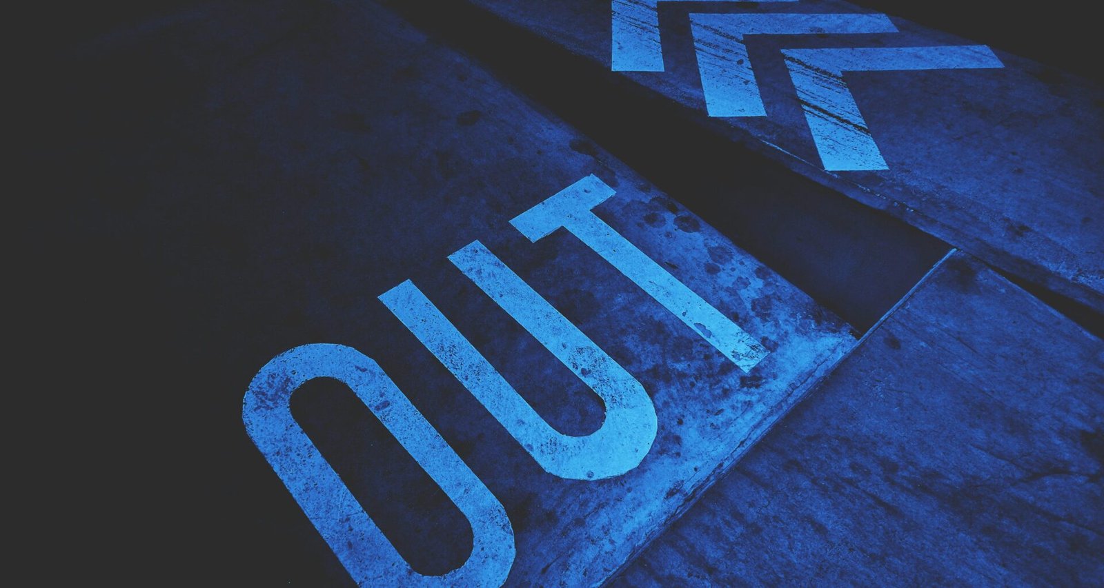 Schwarz-weißes Bild eines großen Buchstabens M auf neutralem Hintergrund, geeignet für digitale und Marketing-Inhalte