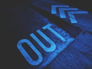 Schwarz-weißes Bild eines großen Buchstabens M auf neutralem Hintergrund, geeignet für digitale und Marketing-Inhalte