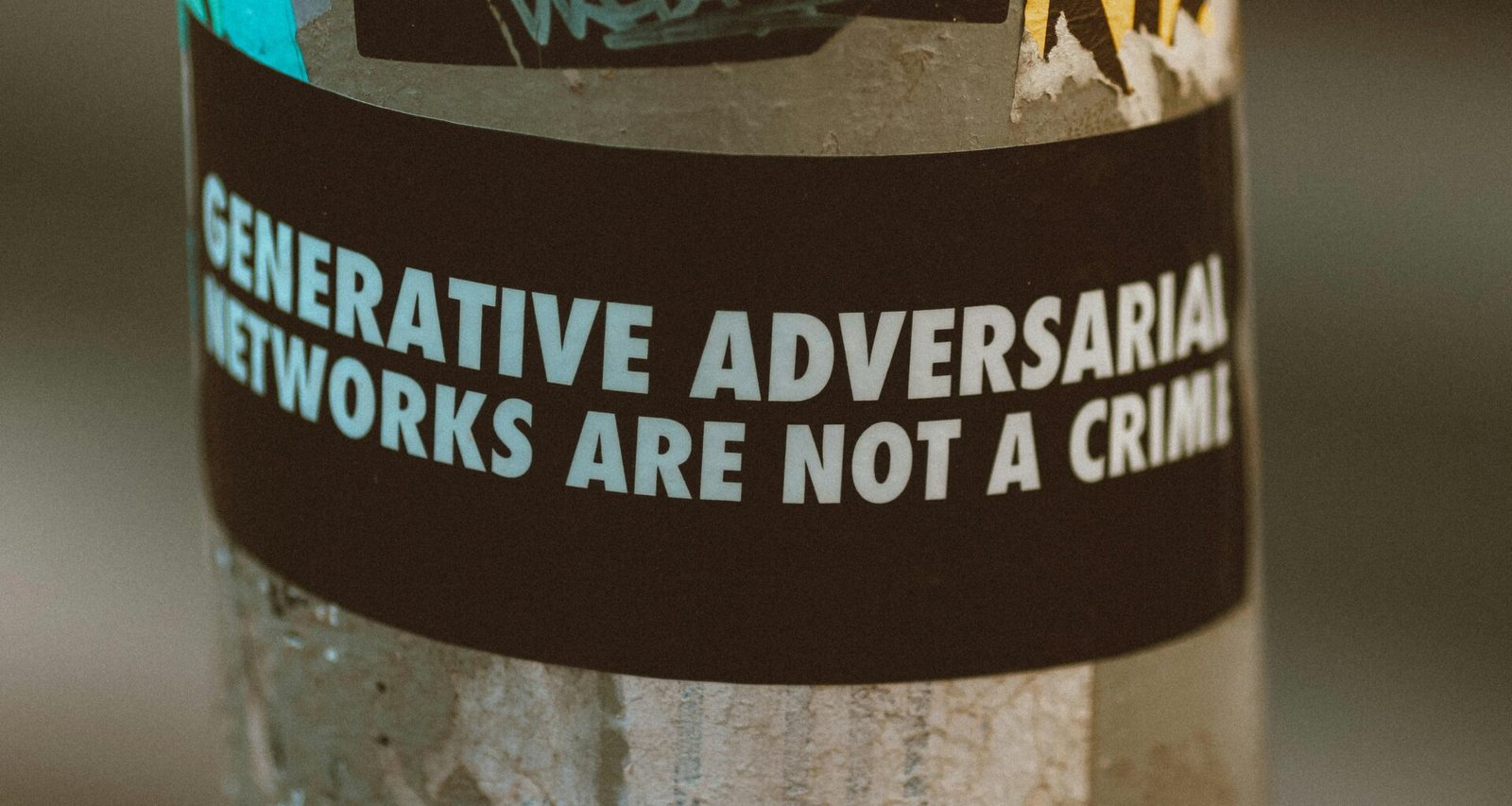 Schwarz-weißes Bild eines runden Rahmens in moderner, minimalistischer Gestaltung als Symbol für Design