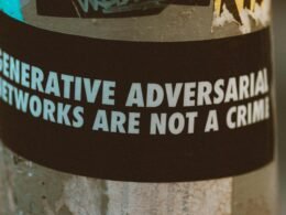 Schwarz-weißes Bild eines runden Rahmens in moderner, minimalistischer Gestaltung als Symbol für Design