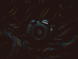 Schwarze Canon DSLR Kamera mit Objektiv auf Tisch, aufgenommen von Lilly Rum für Technik & Fotografie Artikel