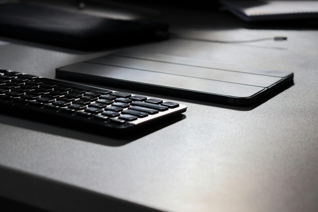 Nahaufnahme einer schwarzen Computertastatur mit klar sichtbaren Tasten auf einem Schreibtisch, geeignet für IT- und Büroumgebungen