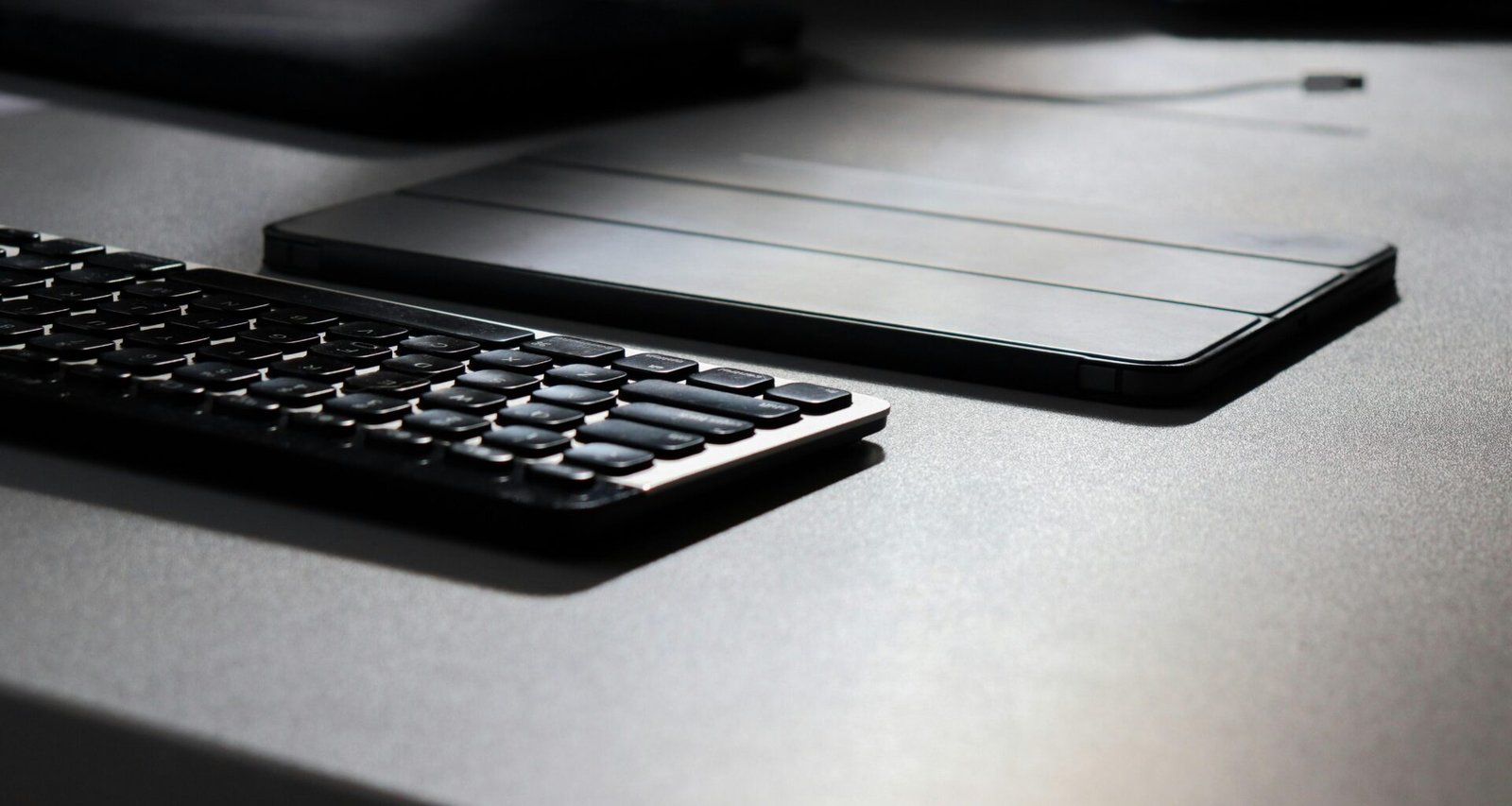 Nahaufnahme einer schwarzen Computertastatur mit klar sichtbaren Tasten auf einem Schreibtisch, geeignet für IT- und Büroumgebungen