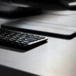 Schwarze Computer-Tastatur in Nahaufnahme mit klar erkennbaren Tasten und moderner Anmutung