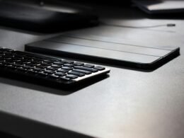 Schwarze Computer-Tastatur in Nahaufnahme mit klar erkennbaren Tasten und moderner Anmutung