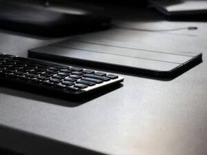Schwarze Computer-Tastatur in Nahaufnahme mit klar erkennbaren Tasten und moderner Anmutung