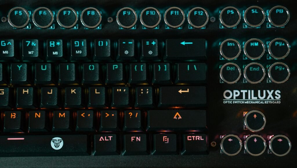 Schwarze Computertastatur in Nahaufnahme mit deutlich sichtbaren Tasten, geeignet für Technik- oder IT-Themen