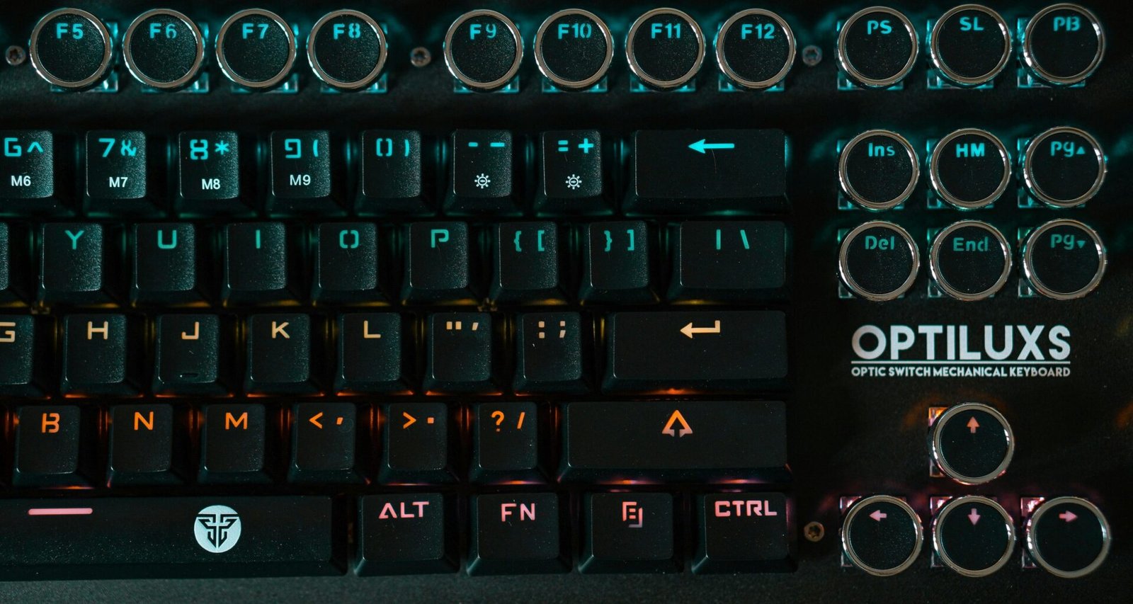 Schwarze Computertastatur in Nahaufnahme mit deutlich sichtbaren Tasten, geeignet für Technik- oder IT-Themen