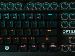 Schwarze Computertastatur in Nahaufnahme mit deutlich sichtbaren Tasten, geeignet für Technik- oder IT-Themen