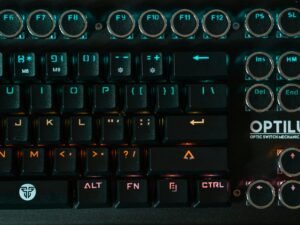 Schwarze Computertastatur in Nahaufnahme mit deutlich sichtbaren Tasten, geeignet für Technik- oder IT-Themen