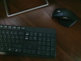 Schwarze Computertastatur neben einem weißen iPad auf einem Schreibtisch – digitales Arbeiten im modernen Büro