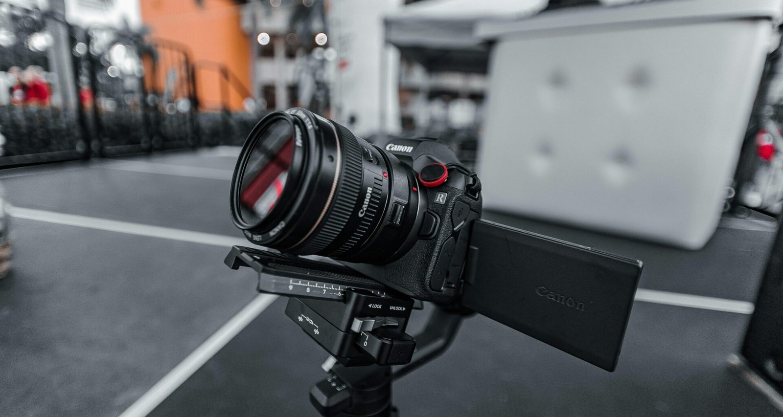 Schwarze Nikon DSLR-Kamera montiert auf einem schwarzen Stativ, ausgerichtet für professionelle Fotoaufnahmen