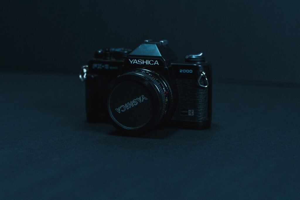 Schwarze Nikon DSLR Kamera auf schwarzer Fläche, fotografiert für einen Artikel über moderne Kameratechnologie