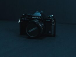 Schwarze Nikon DSLR Kamera auf schwarzer Fläche, fotografiert für einen Artikel über moderne Kameratechnologie