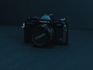 Schwarze Nikon DSLR Kamera auf schwarzer Fläche, fotografiert für einen Artikel über moderne Kameratechnologie