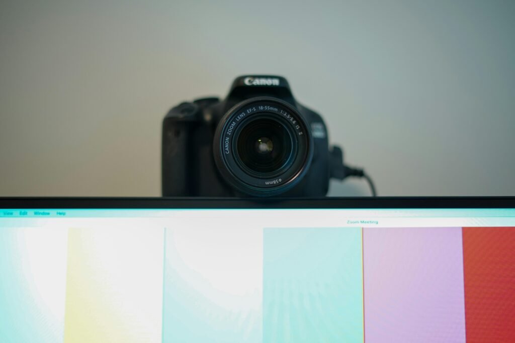 Schwarze Nikon DSLR-Kamera liegt auf einem weißen Tisch. Das Bild eignet sich für Beiträge zu Fotografie und Kameratechnik.