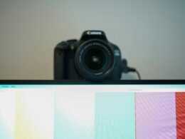 Schwarze Nikon DSLR Kamera steht zentral auf einem weißen Tisch und spiegelt moderne Fototechnologie für den professionellen Gebrauch wider.