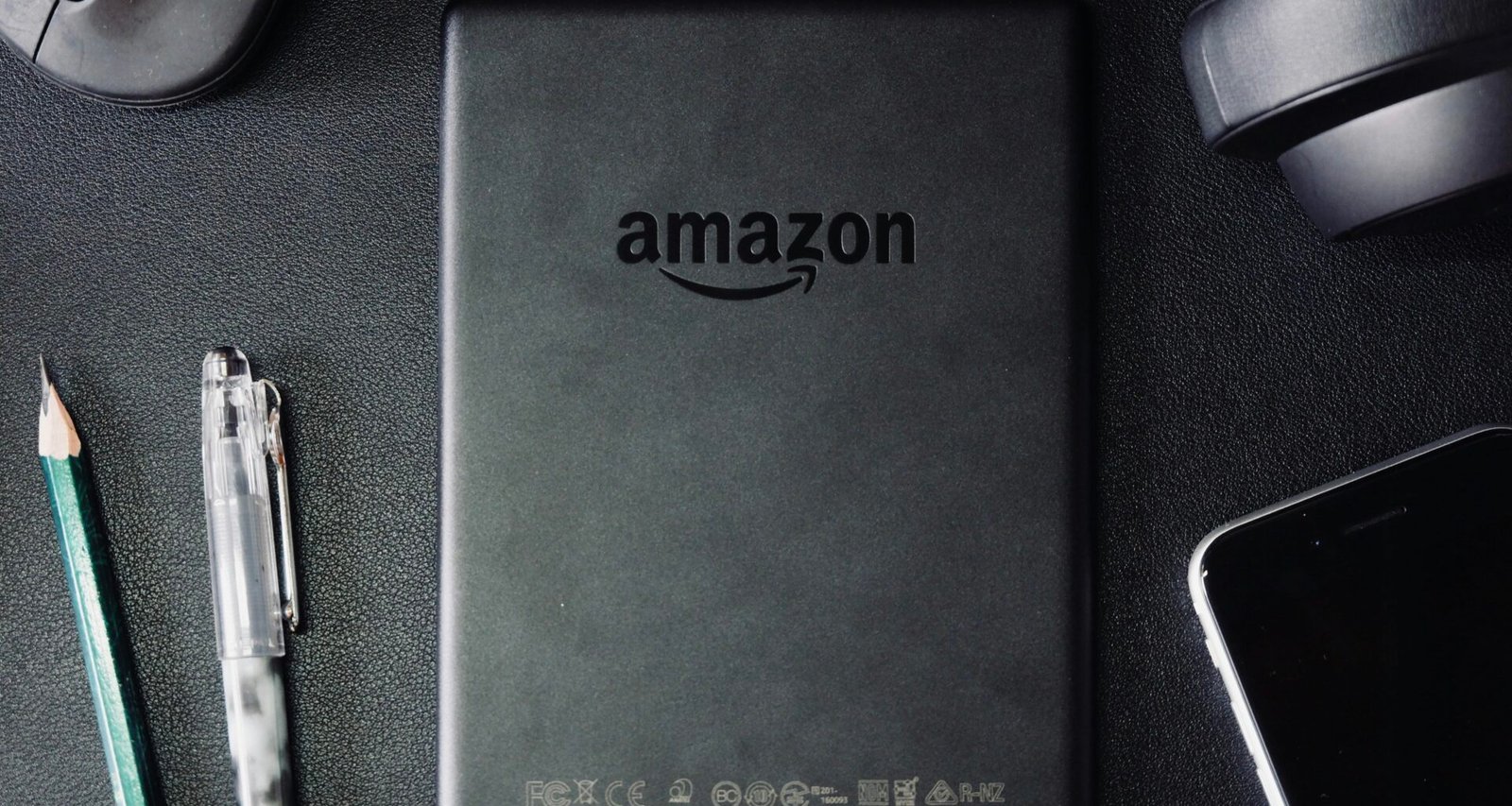 Zwei schwarze Samsung Galaxy S4 Smartphones nebeneinander auf hellem Untergrund, Fokus auf Technik und Detail