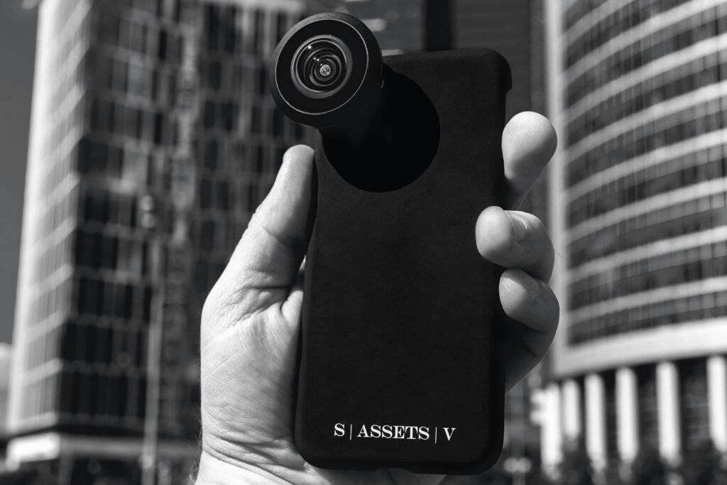 Das schwarze Samsung Galaxy S4 liegt flach auf einer Oberfläche und präsentiert sein modernes Smartphone-Design.