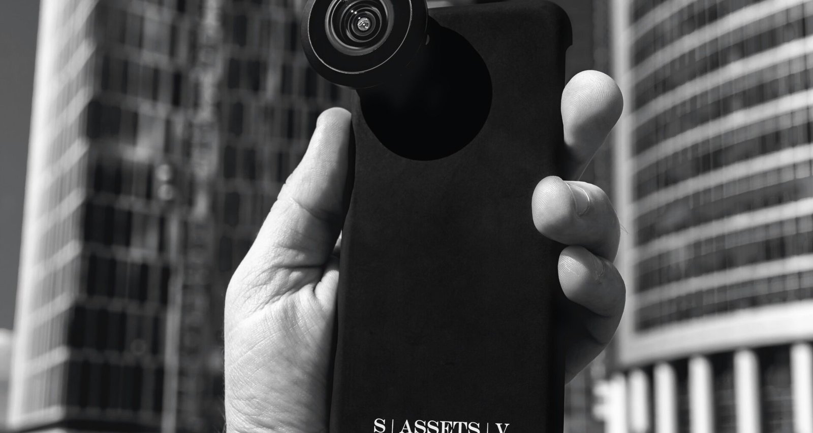Das schwarze Samsung Galaxy S4 liegt flach auf einer Oberfläche und präsentiert sein modernes Smartphone-Design.