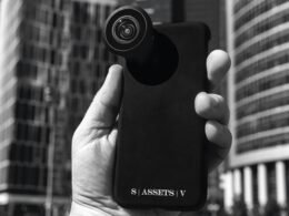 Das schwarze Samsung Galaxy S4 liegt flach auf einer Oberfläche und präsentiert sein modernes Smartphone-Design.