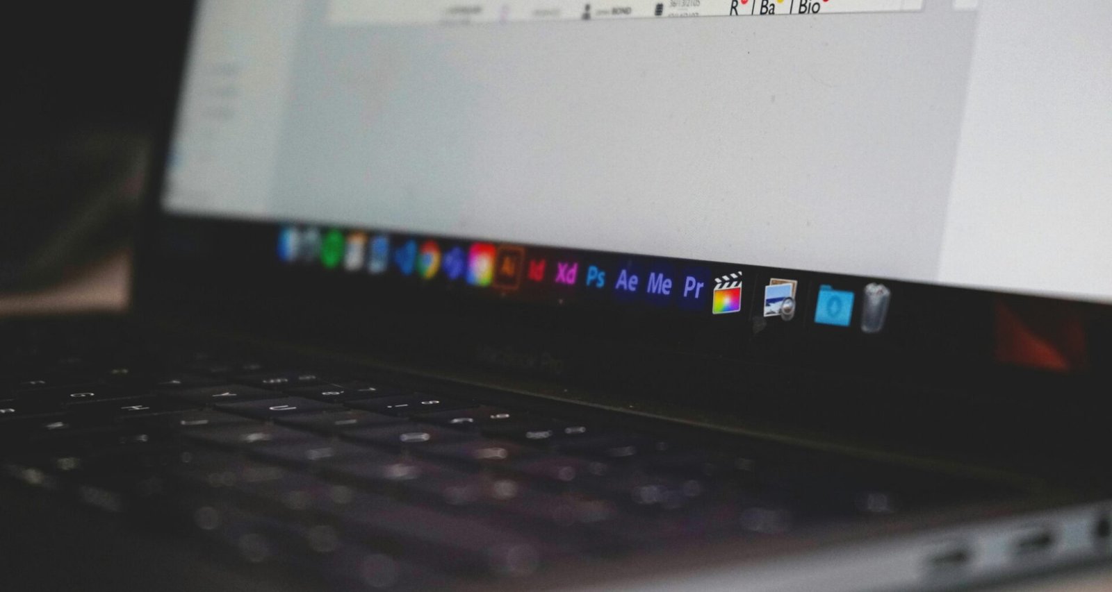 Schwarzes Acer Laptop, eingeschaltet, zeigt eine geöffnete Datei auf dem Bildschirm. Moderne Bürosituation dargestellt.
